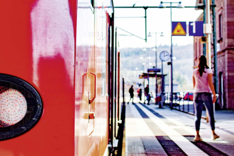 Aus der S-Bahn aussteigende Person am Bahnhof in Seckach