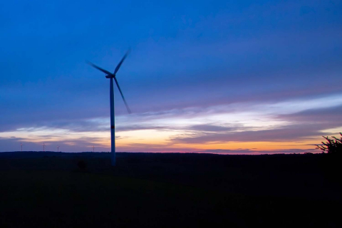 Windrad im Sonnenuntergang