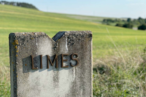 Limes-Beschilderung mit der Aufschrift "LIMES"